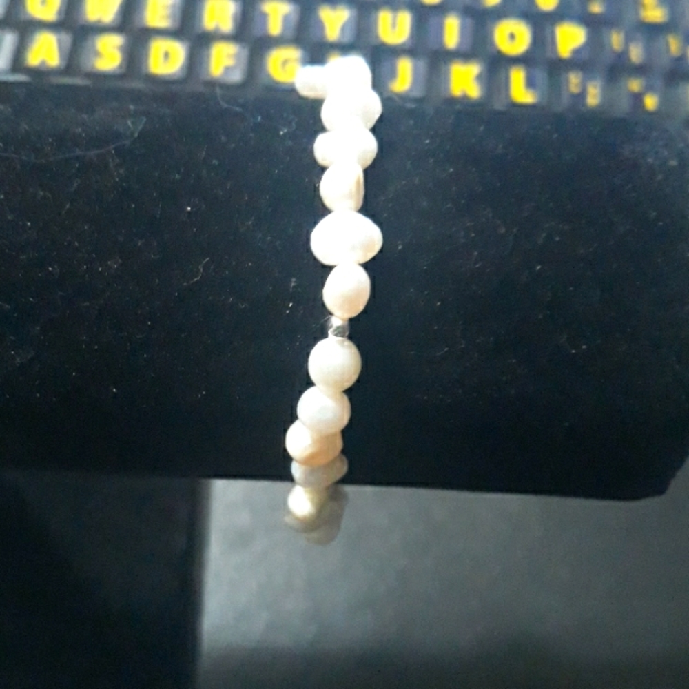 White Cultured Freshwater Pearl Pearl Stetch Bracelet.